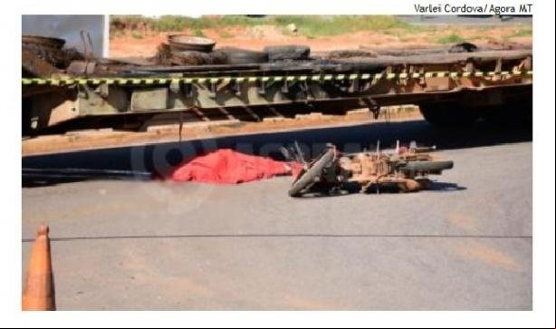 Motociclista tem cabeça esmagada por carreta em MT