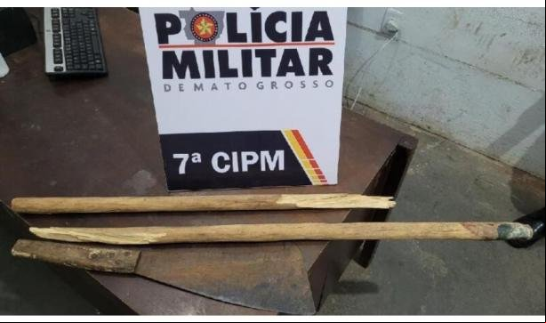Cachaceiro tenta matar jovem com golpes de fação dentro de casa no interior de MT